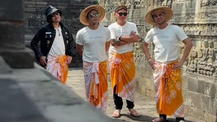 Ariel Noah bareng grup The Dudas Minus 1 mengunjungi Candi Borobudur di Kabupaten Magelang, Jawa Tengah, Sabtu, 3 Agustus 2024. Kali ini mereka mengagendakan touring motoran Jogja-Solo. (Instagram: @borobudurpark)