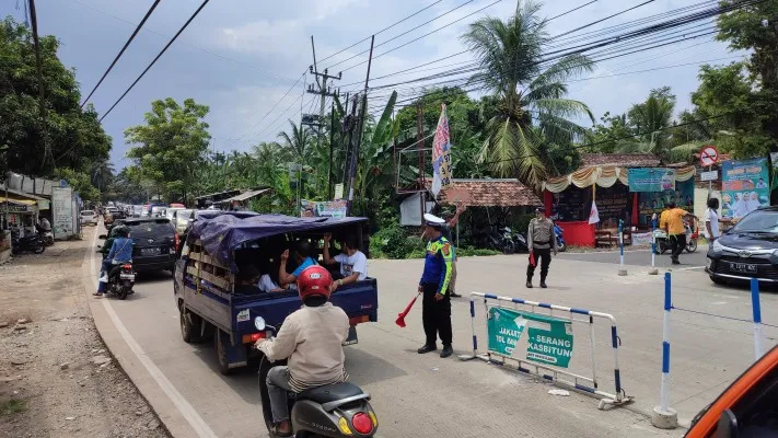 Suasana arus lalu lintas di Jalur Simpang Tiga Caringin, Kabupaten Pandeglang padat merayap. (Poskota.co.id/Samsul Fathony)