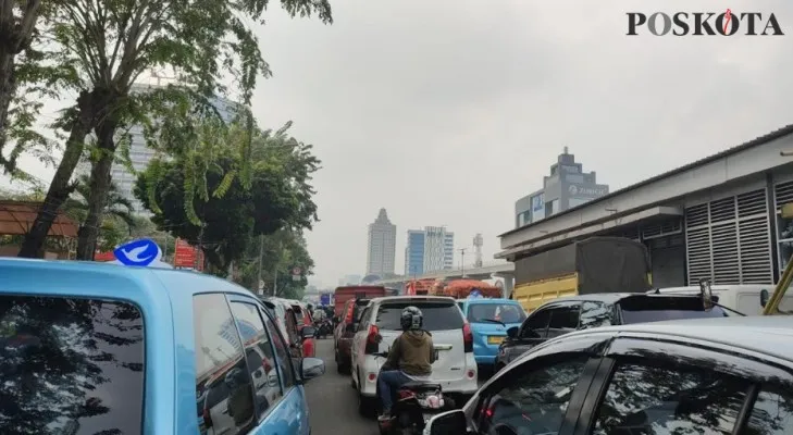 Arus lalu lintas sekitaran Jalan MT Haryono mengalami macet parah akibat peristiwa pipa gas bocor. (zendy)