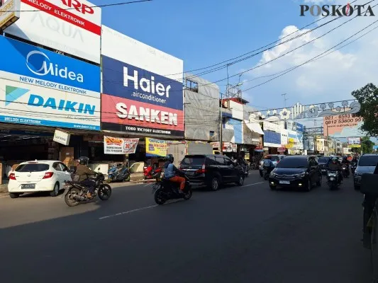 Arus lalu lintas di Jalur arteri, Jalan Ir. H. Juanda, Kota Bekasi. (Poskota.co.id/Ihsan Fahmi)