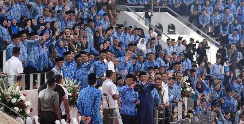 Presiden Joko Widodo bersama kalangan ASN saat hadiri HUT Korpi. (dok/ist)