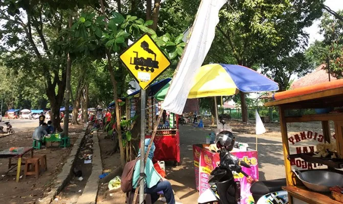 Puluhan pedagang PKL di Stadion Maulana Yusuf kibarkan bendera putih. (Foto/Luthfi)