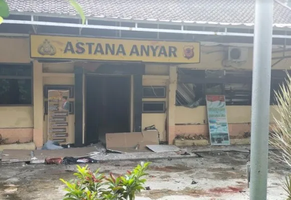 Sisa-sisa ledakan bom bunuh diri di Polsek Astana Anyar Kota Bandung. (Ist)