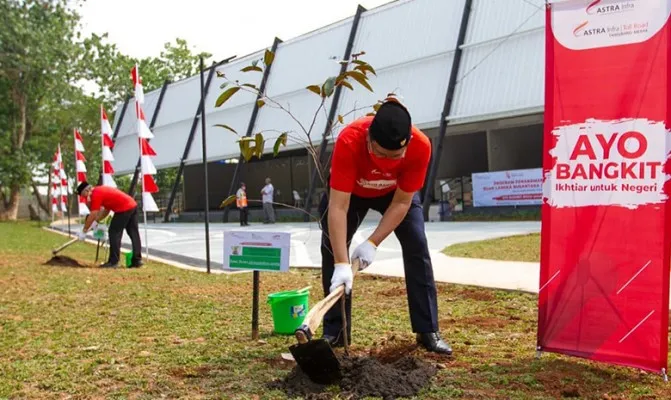 Direktur PT Marga Mandalasakti, Adhi Resza saat melakukan penanaman pohon di akses tol sertim. (Foto/astratol)