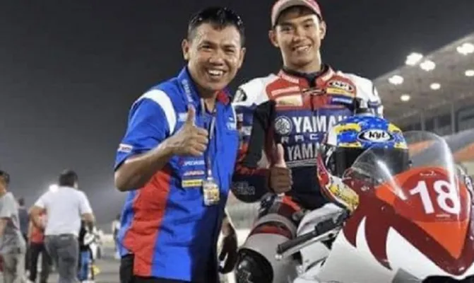 Doni Tata bersama sang ayah saat balap di sirkuit Losail Qatar. (Foto/ig@donitatapradita5)