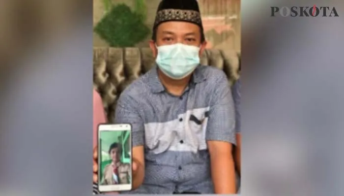 Orang tua korban  Abdul Hafyz saat memperlihatkan foto almarhum Luthfi Erlangga Hafidz.(ihsan fahmi)