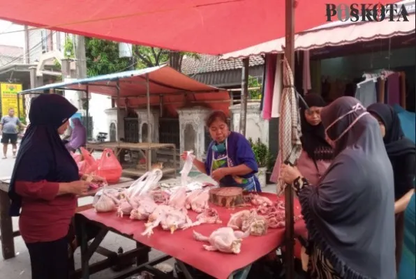 Emak-emak saat membeli ayam potong di salah satu pasar di Bekasi. (Poskota/Ihsan)