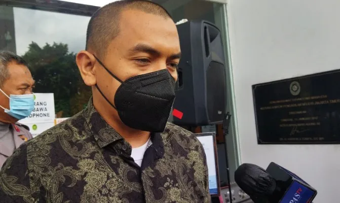 Anggota tim kuasa hukum Munarman, Aziz Yanuar  bingung dengan saksi fakta JPU. (Foto/ardhi) 