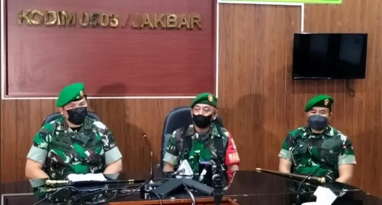 Komandan Korem 052/Wijayakrama Brigjen TNI Rano Maxim Adolf Tilaar (kiri) beri penghargaan Babinsa Koramil Cengkareng, Pelda M Jaelani.(Ist)