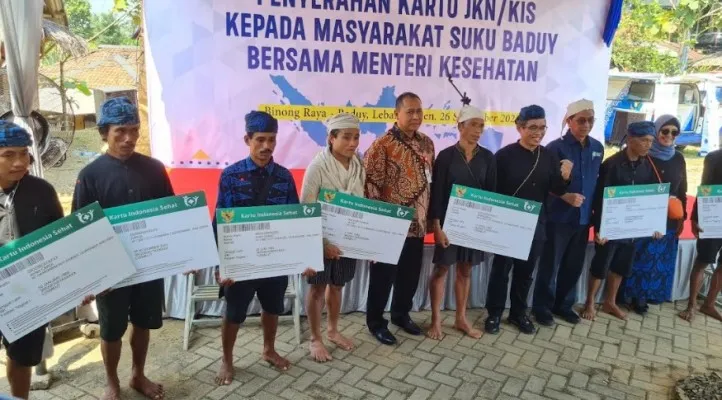 Sejumlah warga adat Suku Baduy di Lebak, saat menerima kartu kepesertaan JKN. (Foto: Ist).