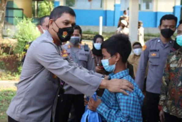 Wakapolda Banten Brigjen Pol Ery Nursatari saat anjangsana ke sejumlah sekolah diantaranya SMPN 2 Tunjung Teja, Kabupaten Serang. (ist)