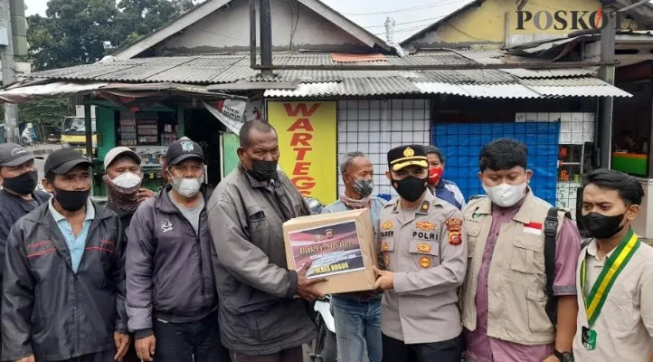 Gandeng Mahasiswa, Polres Bogor Bagikan 150 Paket Sembako Untuk Ojek dan Sopir Angkot (panca)