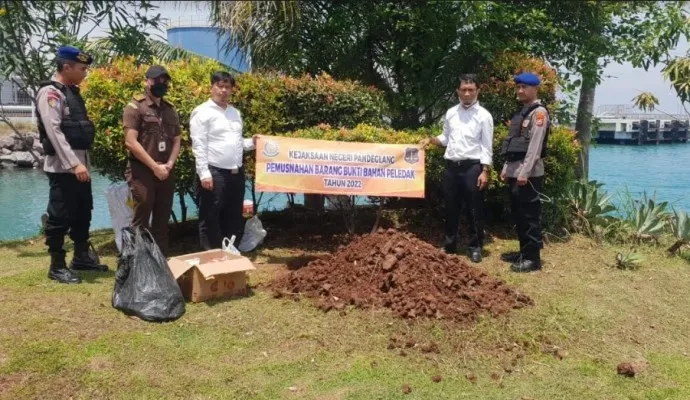 Jajaran Ditpolairud dan Kejari Pandeglang saat musnahkan barbuk bahan peledak. ( Ist).