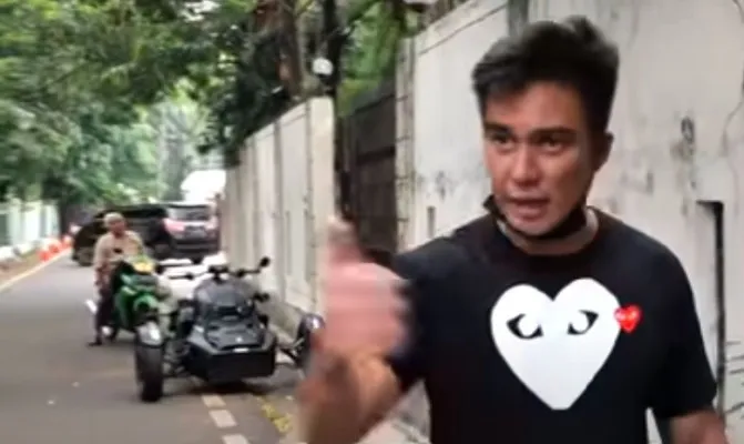 Baim Wong belakangan ini jadi sorotan warganet usai video viralnya menegur kakek Suhud di kanal YouTubenya. (Foto/tangkapanlayaryoutube@baimpaula)