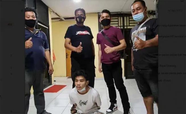 Agung Bajilo di Jalan Raya Cilincing, saat diamankan di Mapolsek Cilincing. (Ist)