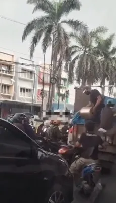 Aksi kawanan bajing lompat mencuri batangan dari truk di Jalan Raya Bekasi-Cakung, Kota Jakarta Timur, pada Selasa, 2 Juli siang. Mereka dengan santai menurunkan batangan besi tanpa dihiraukan pengguna kendaraan lain. (Tangkapan layar medsos)