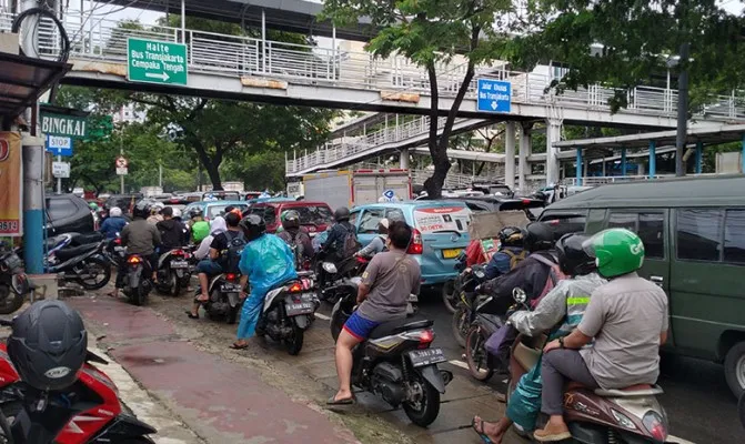 Akibat banjir Jakarta, jalan Letjend Suprapto Jakpus lumpuh imbas adanya genangan air. (Foto/cr10)