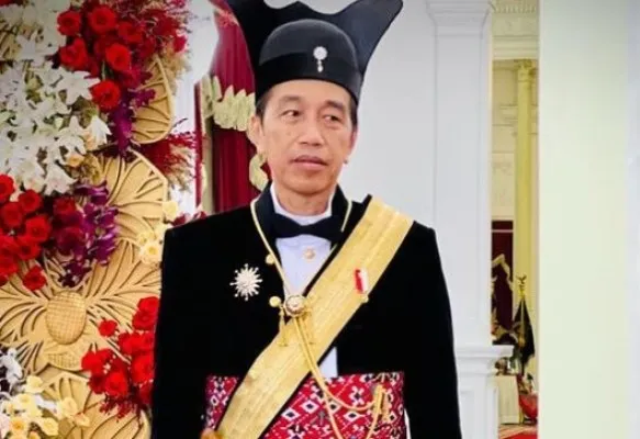 Jokowi memakai baju adat Ageman Songkok Singkepan Ageng dari Keraton Kasunann Surakarta Hadiningrat (Biro Pers Setpres)