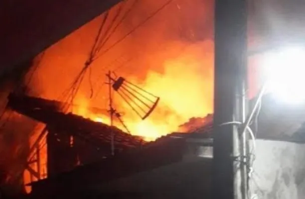 Kebakaran melanda rumah di Pondok Gede, Senin (04/04/2022) dini hari. (Ist).