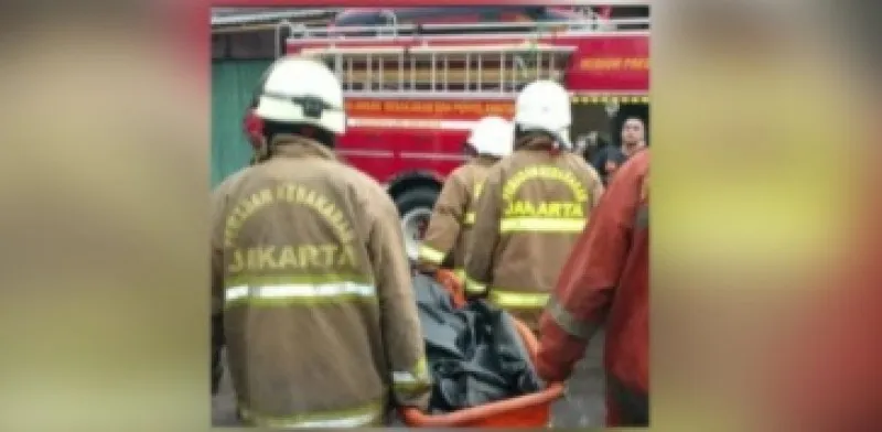 Petugas Gulkarmat mengangkut salah satu jasad korban kebakaean di Kebon Baru, Tebet, Jaksel.(ist)