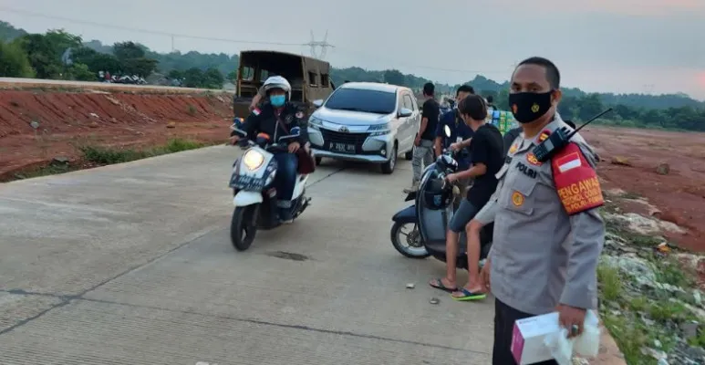 Kapolsek Tajurhalang, Iptu Dwi bersama anggota Pol PP dan Koramil menertibkan anak-anak nongkrong yang akan melalukan aksi balap liar di Jalan Bomang. (Angga)