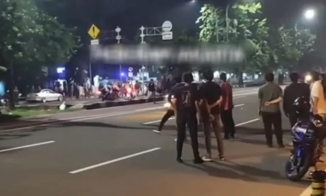 Sejumlah orang melempari batu kepada pembalap liar di Jalan Kyai Tapa, Grogol Petamburan, Jakarta Barat. (Tangkapan Layar).