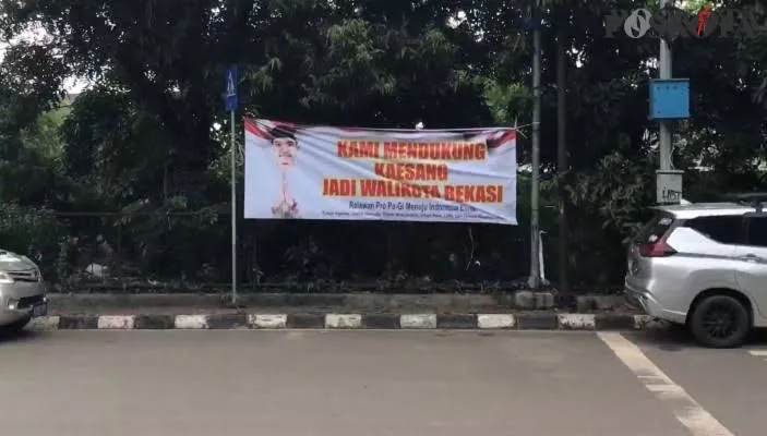 Banner Kaesang Pangarep sempat terpasang di salah satu sudut jalan Ahmad Yani, Kota Bekasi pafa beberapa waktu lalu. (Dok:Poskota/Ihsan).