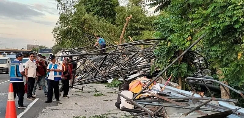 Baliho raksaksa ambruk di ruas Tol Jakarta-Cikampek (Japek), Kecamatan Makasar, Jakarta Timur.(Ist)