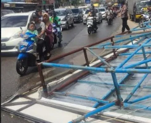 Baliho rubuh di Pamulang, Kota Tangerang. (Foto/Ist)