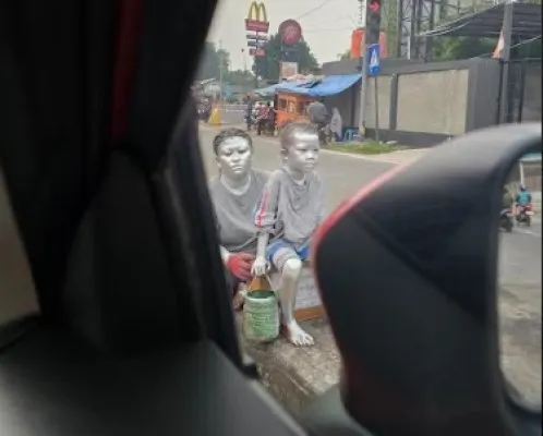 Ibu dan anak manusia silver di lampu merah Citra Raya, Kabupaten Tangerang. (Foto/Veronica)