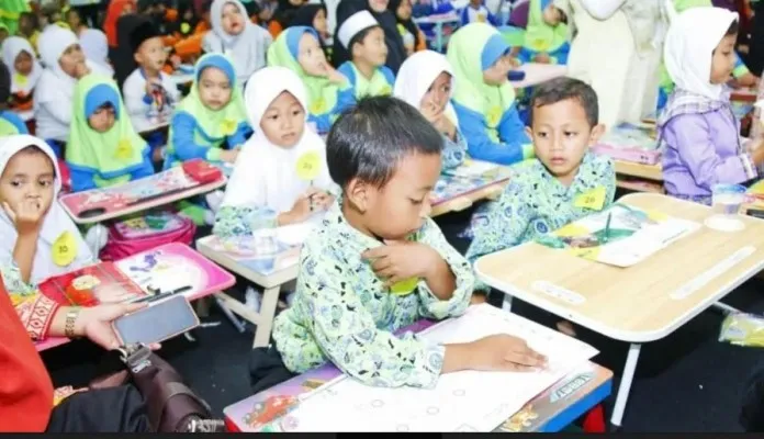 Ratusan siswa TK dan RA di Lebak saat mengikuti lomba menebalkan huruf Al-Qur'an. (Foto: Ist).