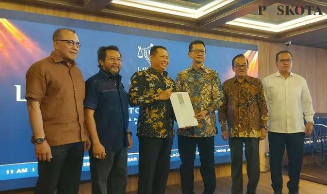 Ketua MPR RI Bambang Soesatyo (tengah) menghadiri peresmian Law Firm Black Stone (BS) & Partners di Jakarta. (Angga)