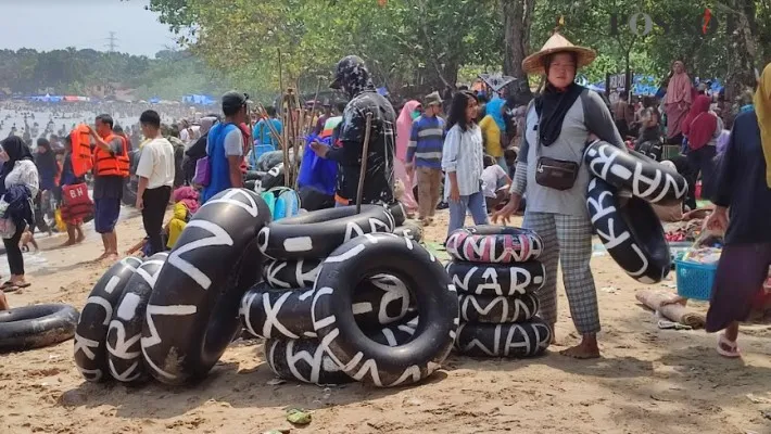 Para pelaku jasa sewa ban pelampung di pantai Pasir Putih Carita Pandeglang berjejeran. (Foto: Samsul Fatoni)