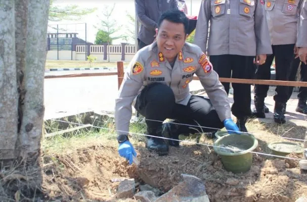 Kapolres Serang AKBP Wiwin Setiawan saat melakukan peletakan batu pertama pembangunan gedung pelayanan terintegrasi. (ist)