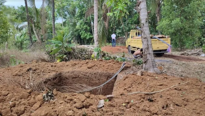 Kontraktor PLTB mulai bangun tower pengecekan angin PLTB di Cigeulis Pandeglang. (Foto: Samsul Fatoni).