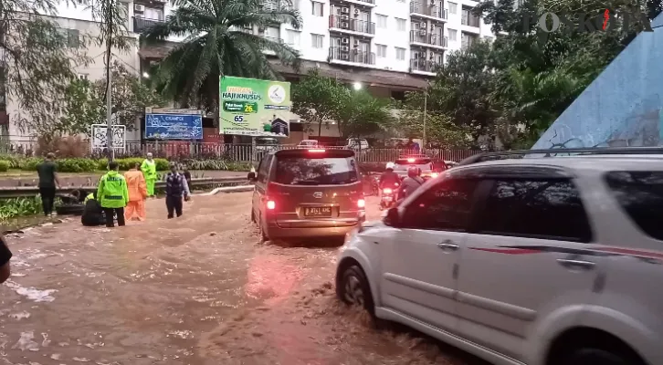 Situasi banjir di u-turn jalan Ahmad Yani, Kota Bekasi. (Poskota/Ihsan Fahmi)