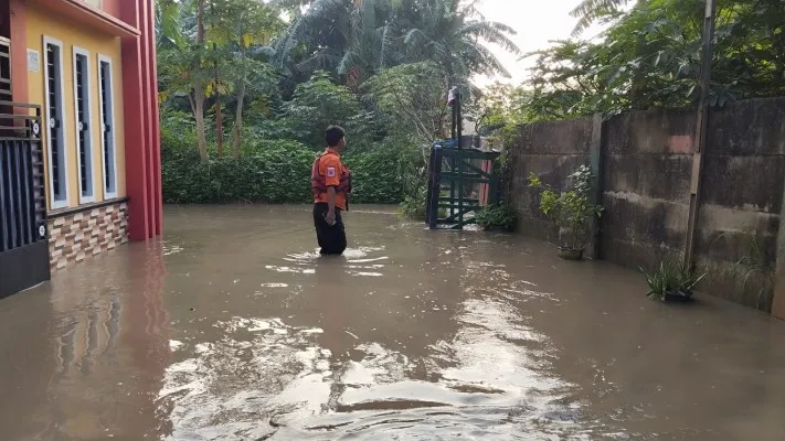 Petugas BPBD Kota Bekasi masih memantau banjir di Kampung Lebak, Teluk Pucung, Bekasi Utara, Kota Bekasi. (Dok: BPBD Kota Bekasi)