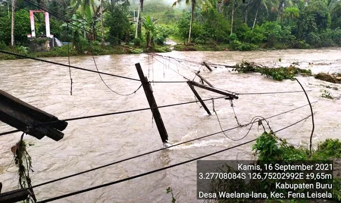 Kondisi jembatan yang rusak akibat hujan deras di Kabupaten Buru.(Foto/bnpbmaluku)