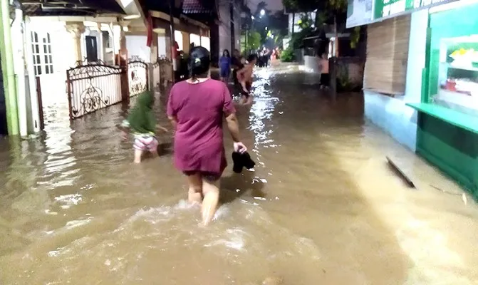 Kondisi banjir di permukiman dan pengungsi warga Cipinang Melayu terdampak luapan kali Sunter bertambah, bantuan logistik mulai dipersiapkan pihak Kelurahan Cipinang Melayu.(Foto/cr02)