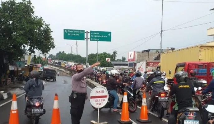 Kemacetan  di  Fly Over Cibodas akibat banjir . (Iqbal)