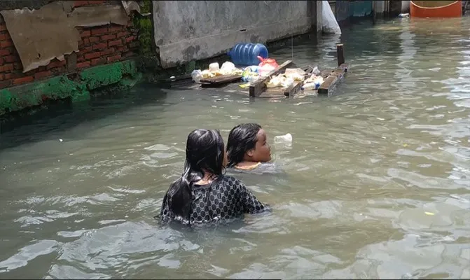 Hingga pukul 18.00 WIB, BPBD DKI catat 36 RT terendam banjir, Minggu (7/11/2021), 18.00 WIB.