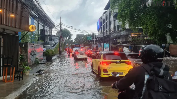 Genangan banjir di kawasan Gandaria, Jakarta Selatan pada Senin, 11 November 2024. (Poskota/Pandi Ramedhan)