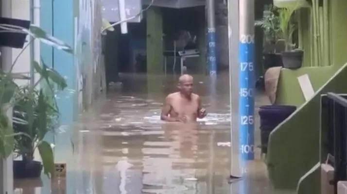 Banjir dengan ketinggian sekira satu meter merendam permukiman warga di kawasan Kebon Pala, Kelurahan Kampung Melayu, Kecamatan Jatinegara, Jakarta Timur, Selasa (19/4/2022).  (Ist)