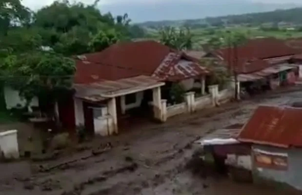 Tangkapan layar bencana banjir lahar dingin di Sumatera Barat (Sumbar). (foto: X/Twitter/@ferizandra)