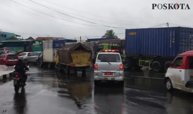 Arus Lalu Lintas di Kota Serang Lumpuh akibat banjir.(foto luthfi)