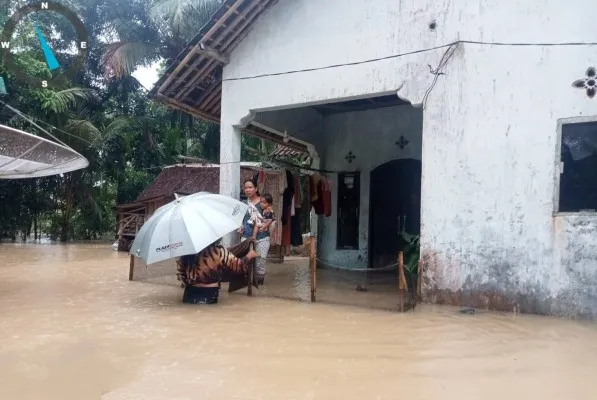 Kondisi warga di Desa Idaman, Kecamatan Patia, Pandeglang yang terendam banjir. (Istimewa)