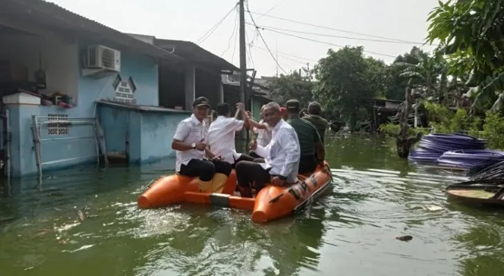 Peninjauan banjir di Kecamatan Pasar Kemis. (Foto/ist)