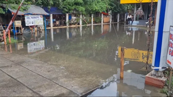 Banjir menggenangi kawasan perkantoran di Jalan Pangeran Tubagus Angke, Kelurana Jelambar, Kecamatan Grogol Petamburan, Jakarta Barat (Jakbar) pada Kamis (29/2/2024).(Poskota.co.id/Pandi Ramedhan)