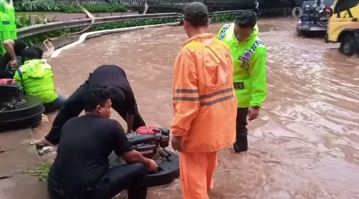 Petugas BMSDA saat menyedot air di U-Turn Ahmad Yani akibat banjir beberapa waktu lalu. (Ihsan Fahmi).