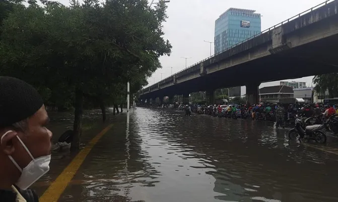 Nekat terabas banjir Jakarta Timur, sejumlah sepeda motor alami mogok karena genangan jalan Ahmad Yani hingga 50 sentimeter. (Foto/ardhi)